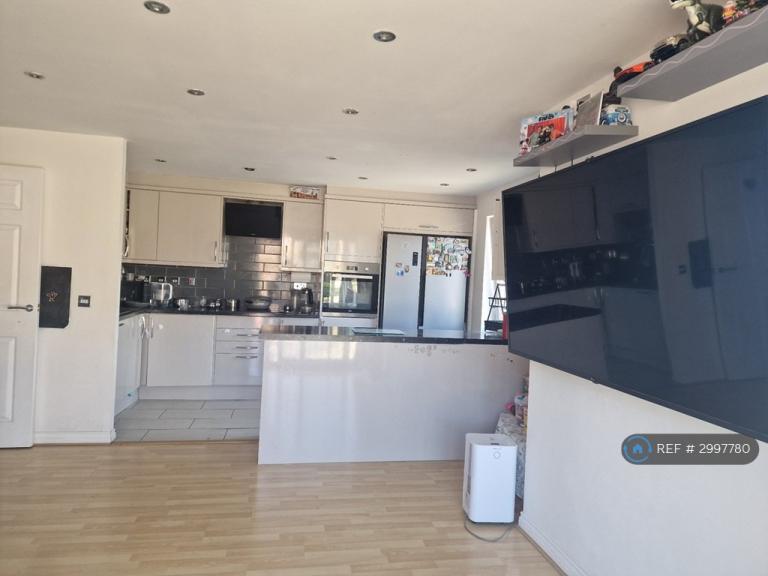 Flat Blackburn Way in Greater London