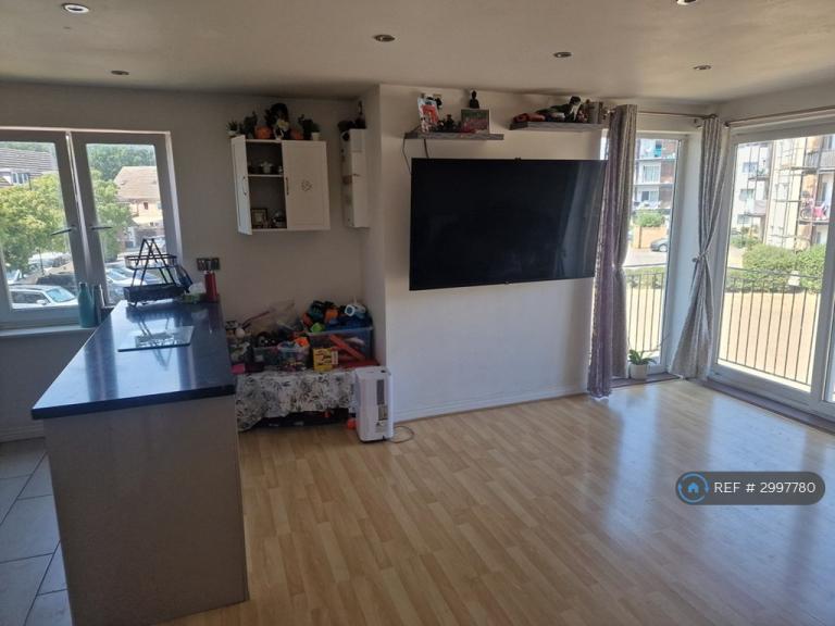 Flat Blackburn Way in Greater London