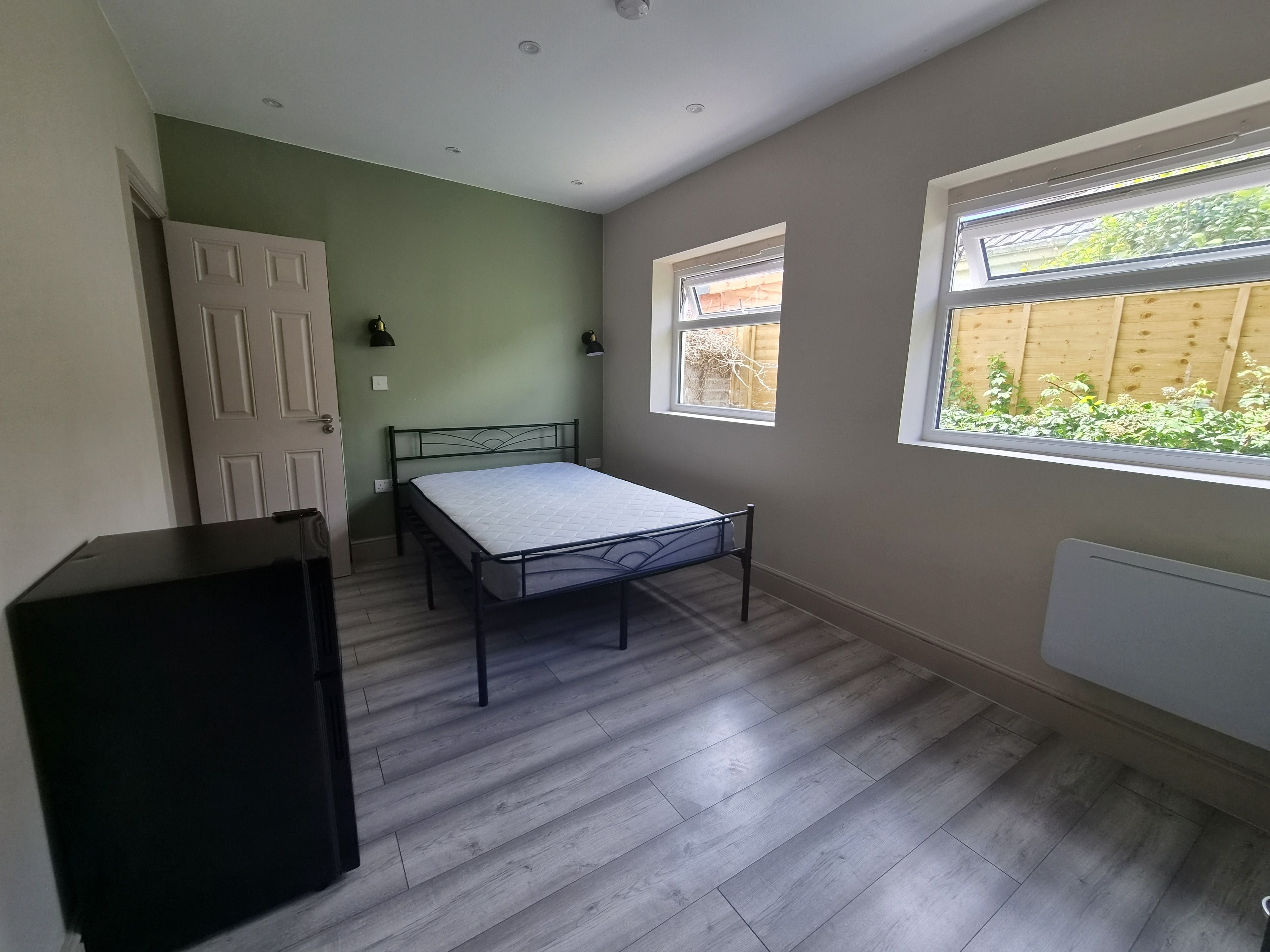 Room Rossmore Road in Poole