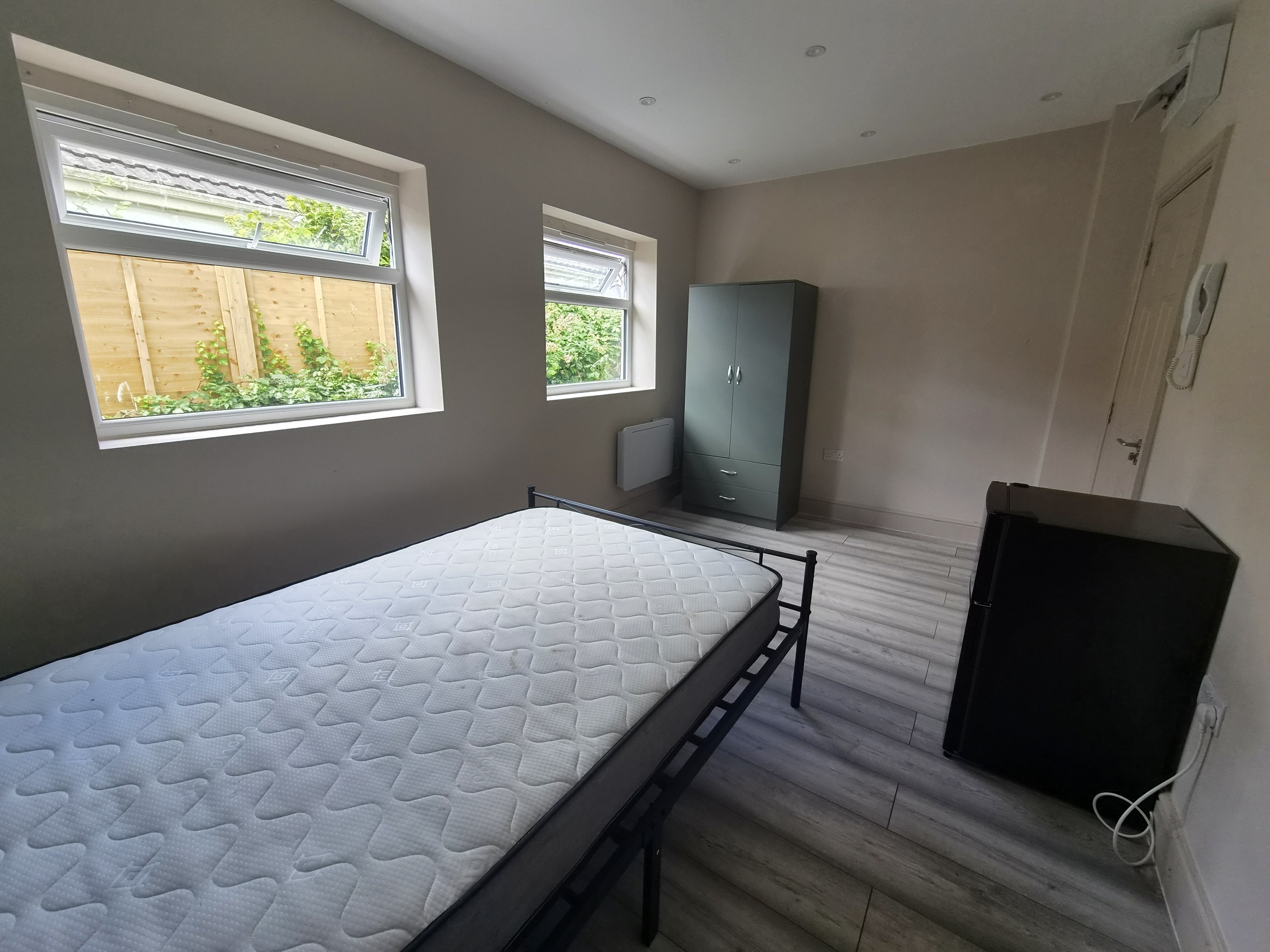 Room Rossmore Road in Poole