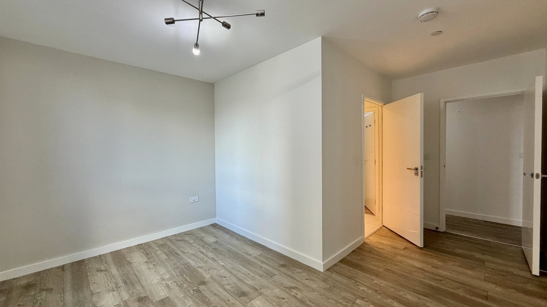 Flat Lakeside Drive in Greater London