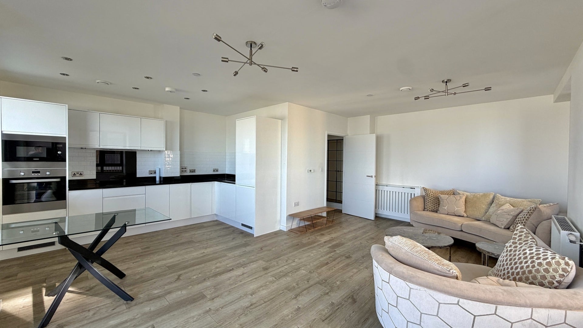 Flat Lakeside Drive in Greater London