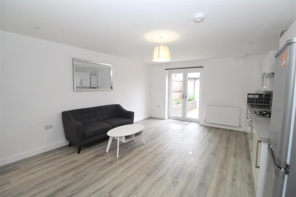 Flat Caerphilly Road in Cardiff