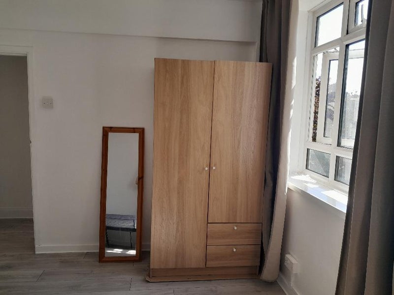 Room Estate Road in Greater London
