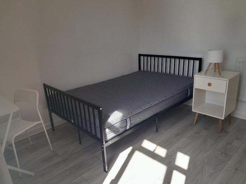 Room Estate Road in Greater London