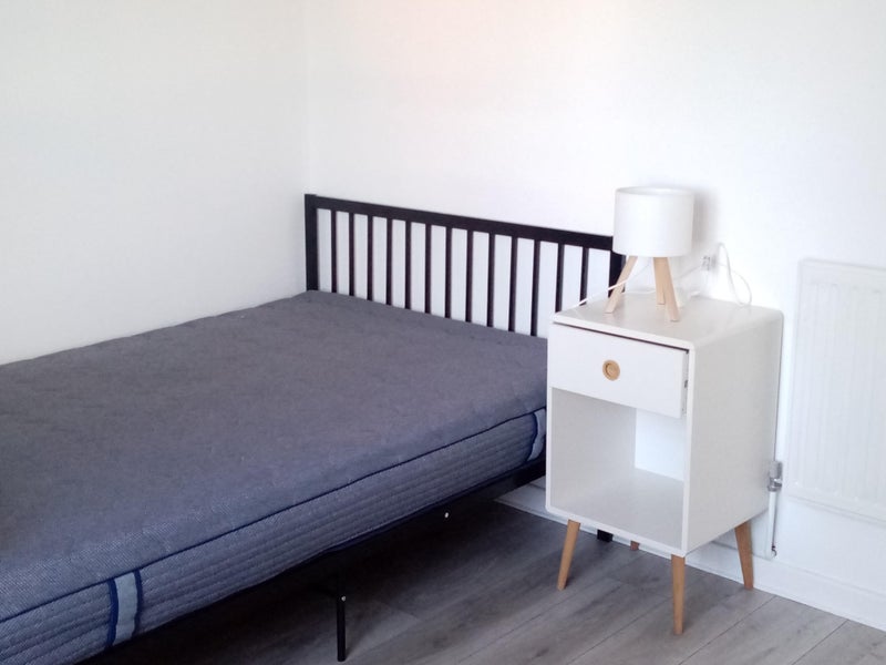 Room Estate Road in Greater London
