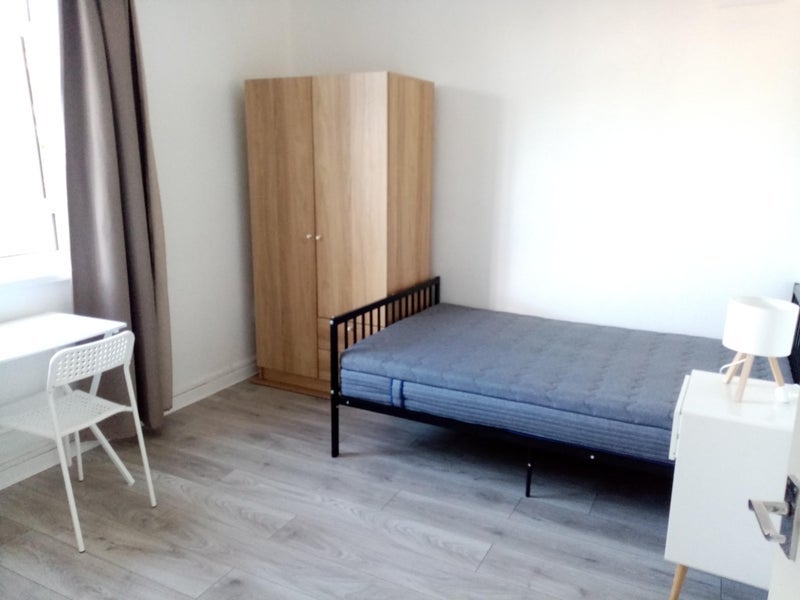 Room Estate Road in Greater London