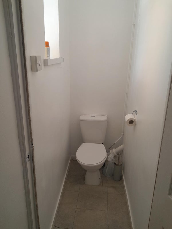 Room Estate Road in Greater London