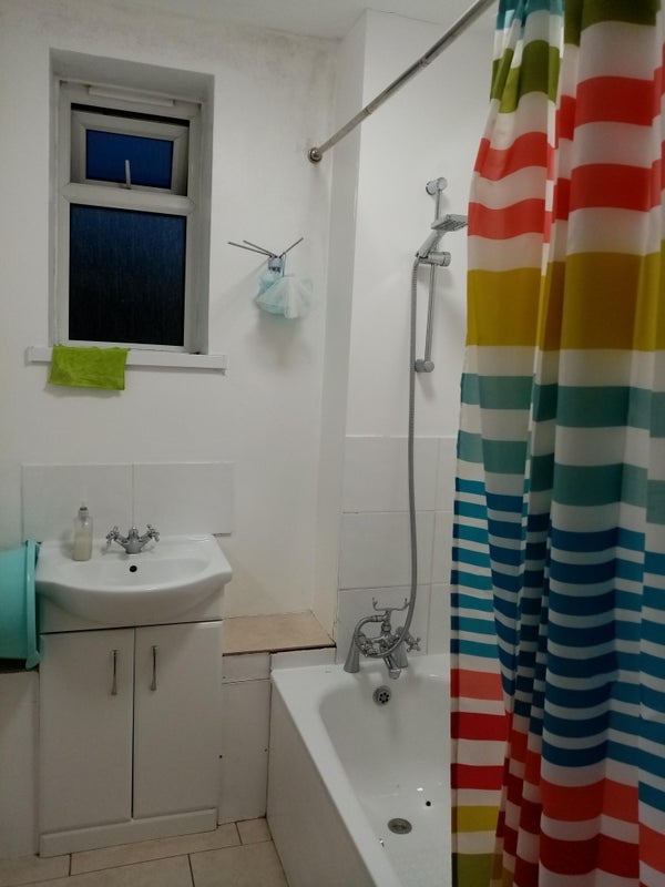 Room Estate Road in Greater London