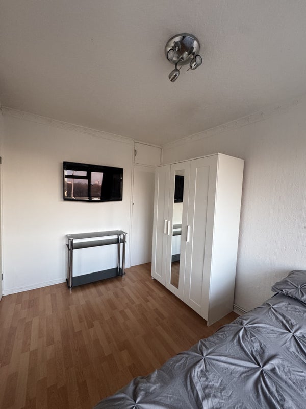 Room Hawkstone Road in Greater London