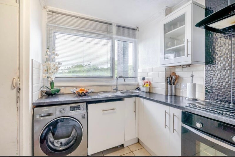 Room Hawkstone Road in Greater London