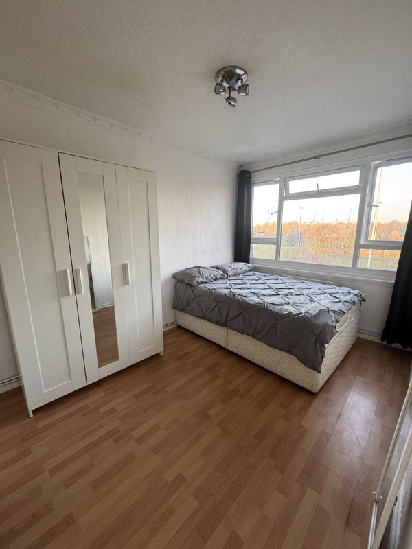 Room Hawkstone Road in Greater London