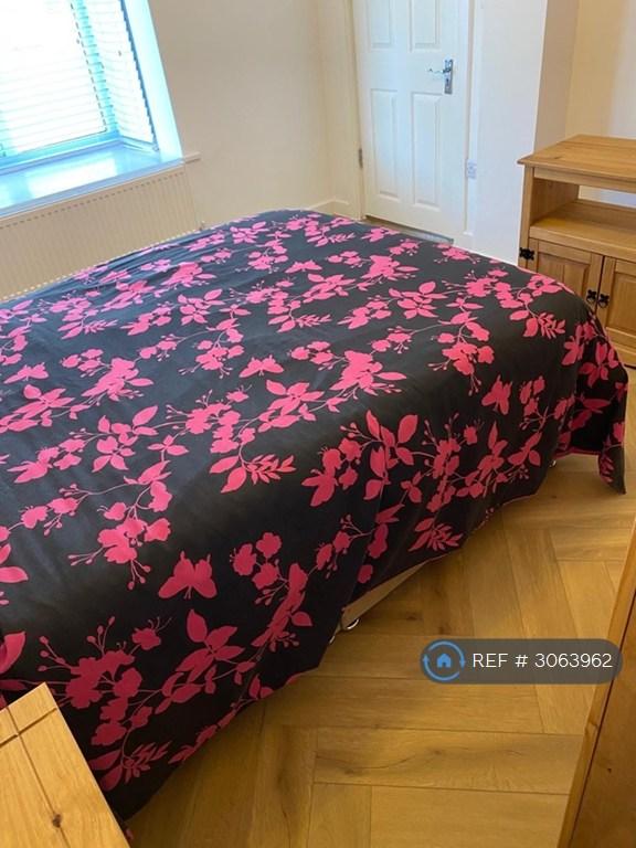 Room Overton Road in Greater London