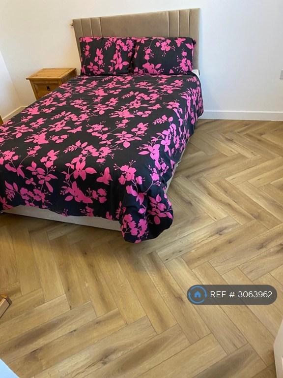 Room Overton Road in Greater London