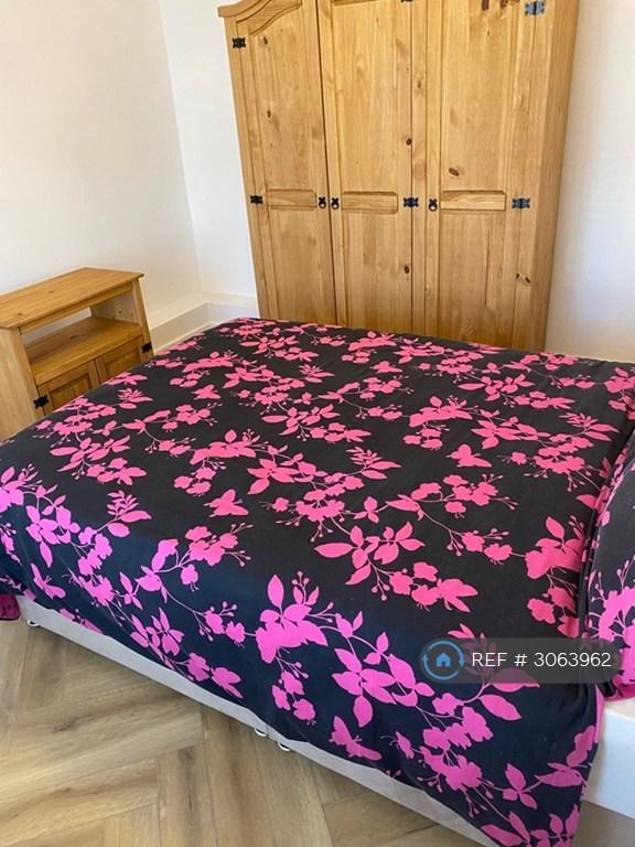 Room Overton Road in Greater London