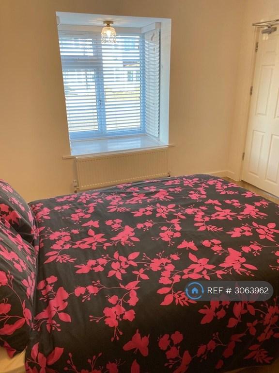 Room Overton Road in Greater London