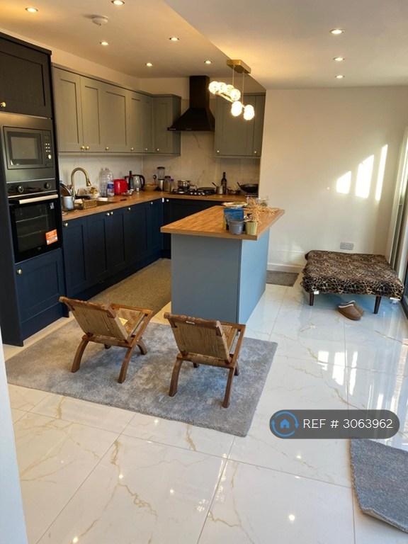 Room Overton Road in Greater London