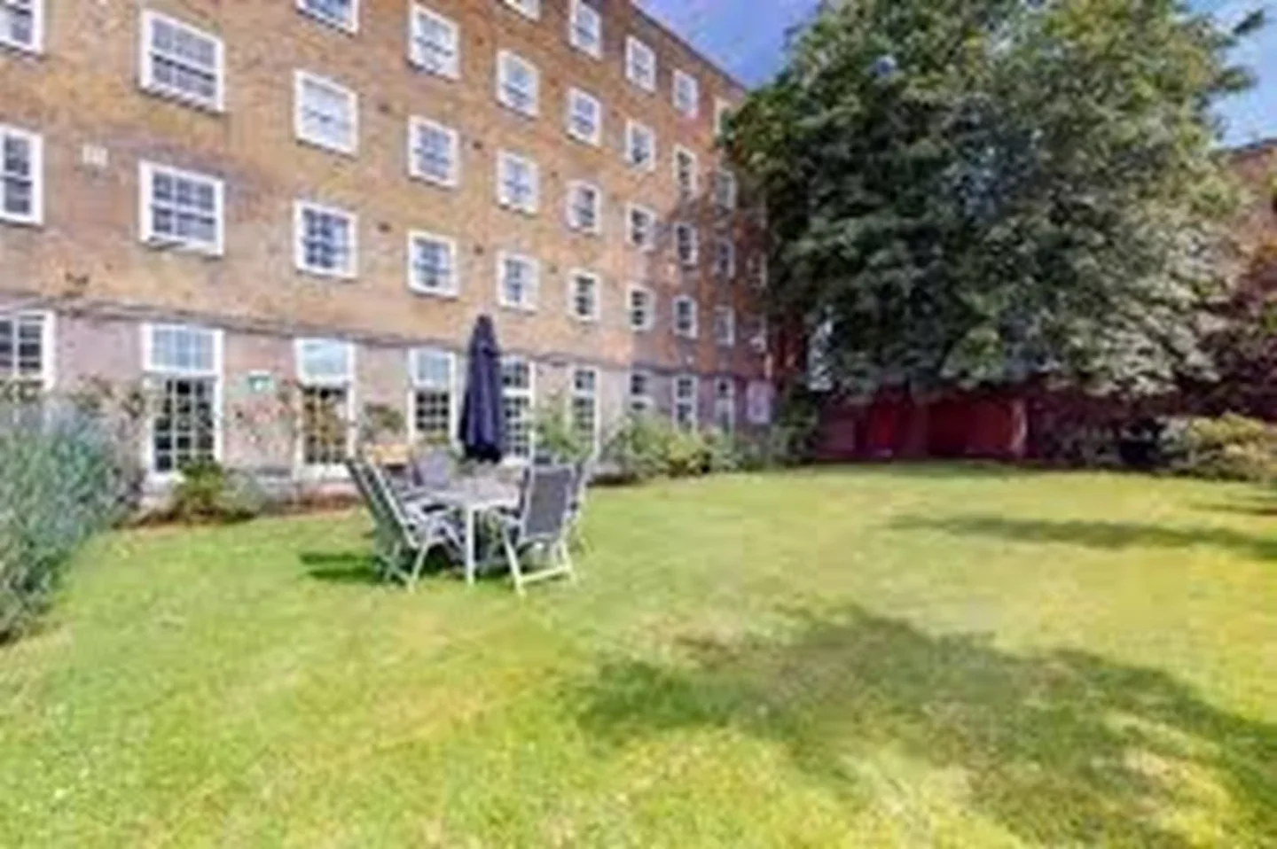 Room Augustus Street in Greater London