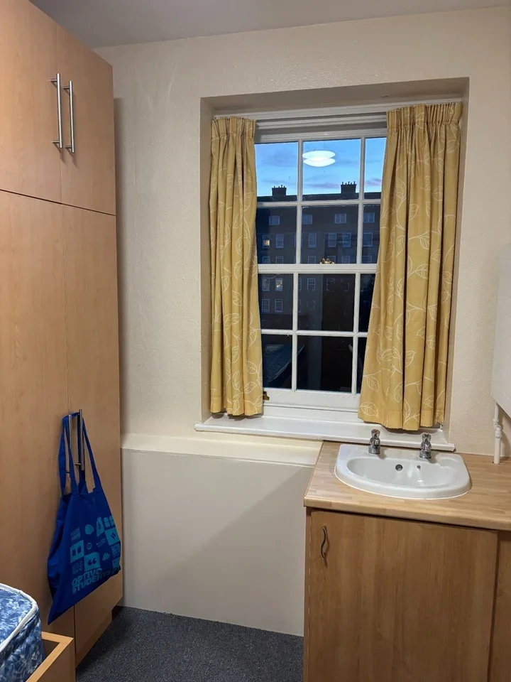 Room Augustus Street in Greater London