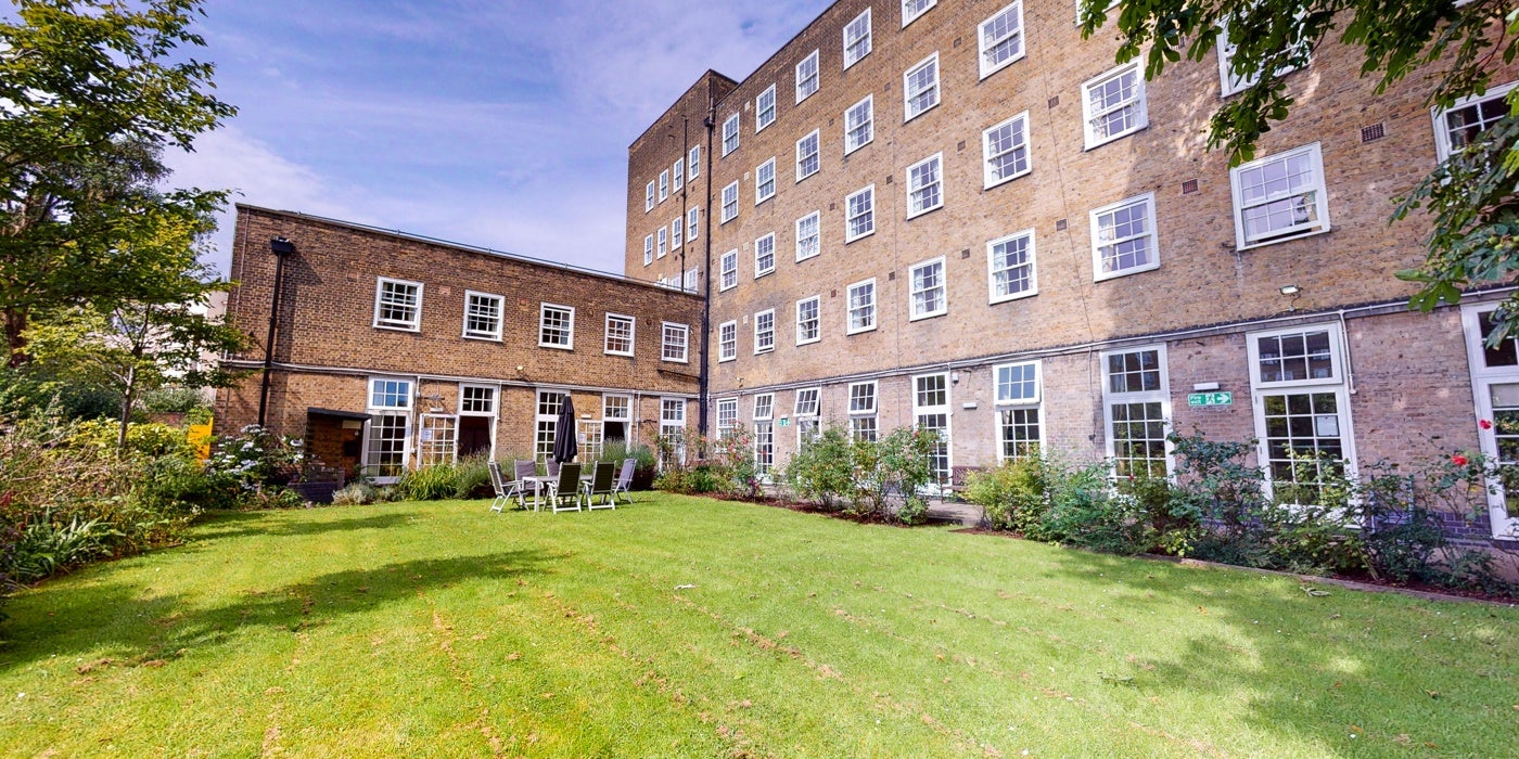Room Augustus Street in Greater London