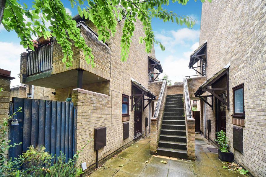 Flat Chalfont Way in Reading