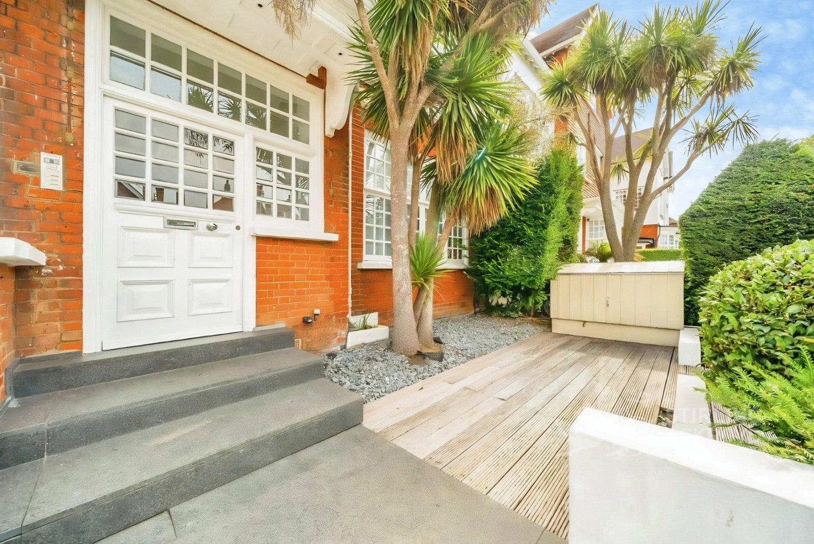 Flat Bracknell Gardens in Greater London