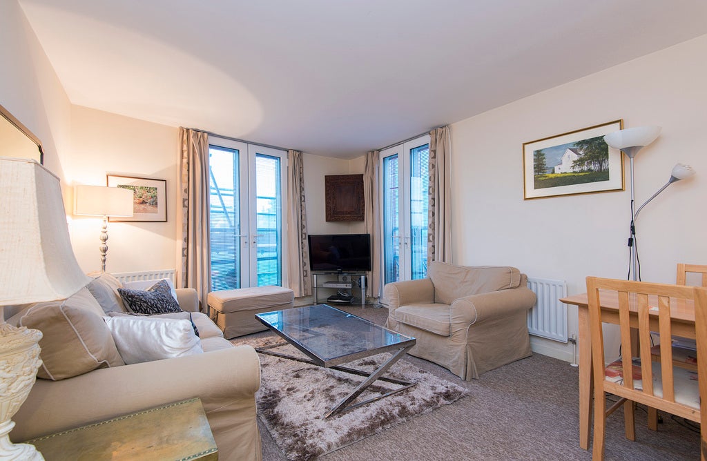 Flat Wimbledon Hill Road in Greater London