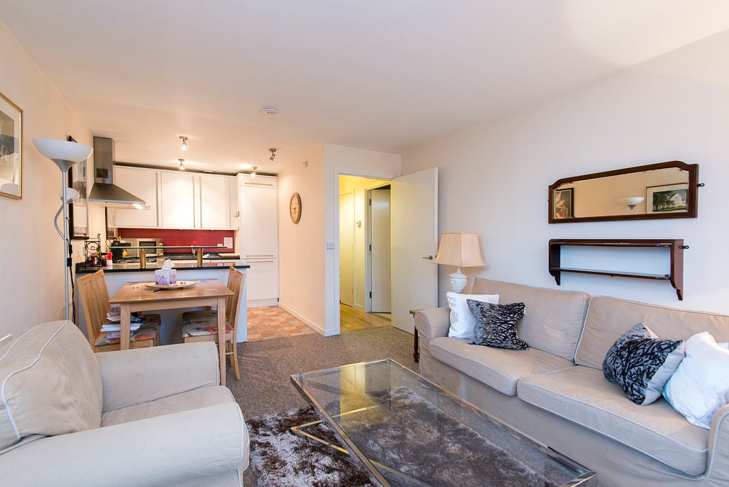 Flat Wimbledon Hill Road in Greater London