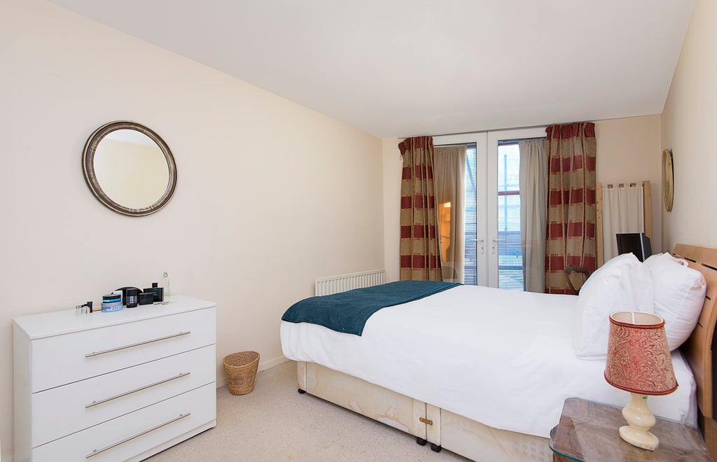 Flat Wimbledon Hill Road in Greater London