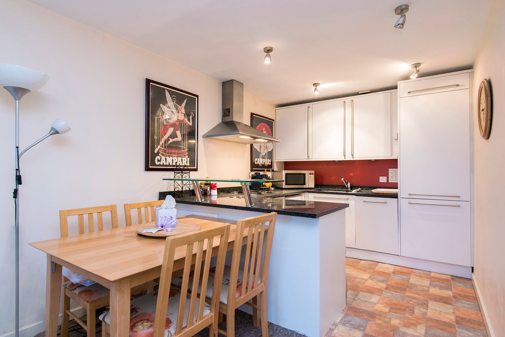 Flat Wimbledon Hill Road in Greater London