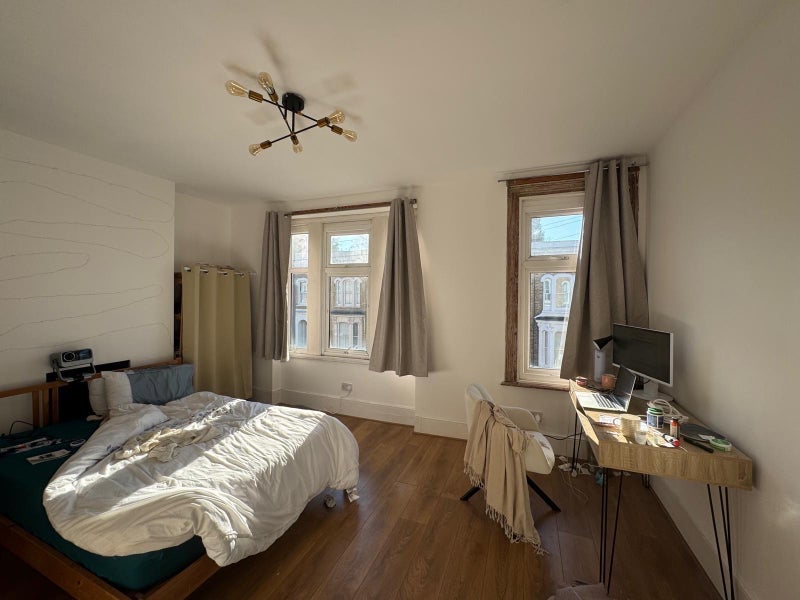Room Clinton Road in Greater London