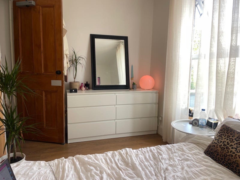Room Clinton Road in Greater London