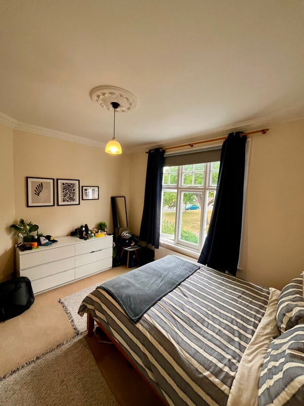 Room Holmbush Road in Greater London