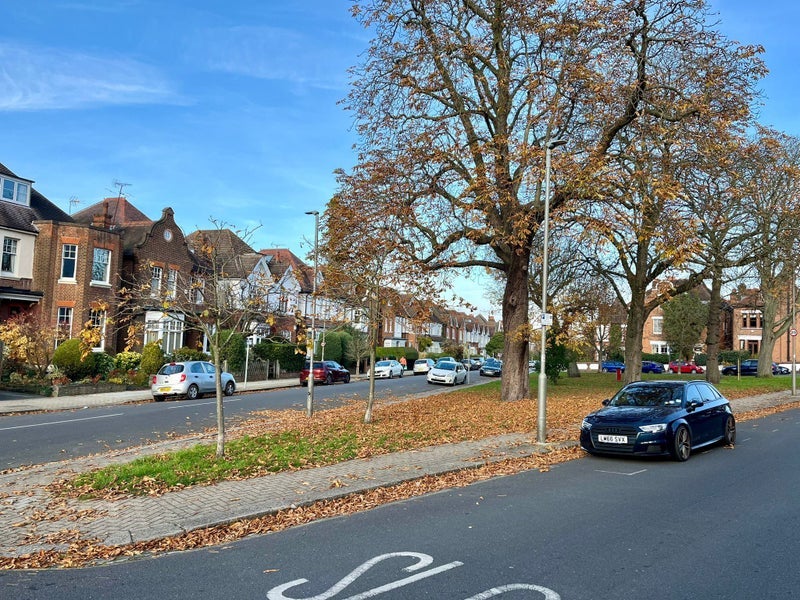 Room Holmbush Road in Greater London