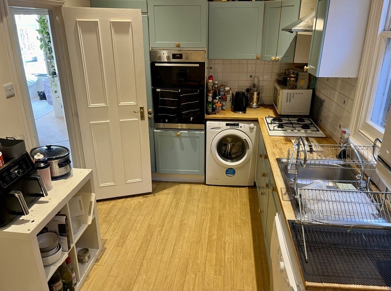 Room Holmbush Road in Greater London