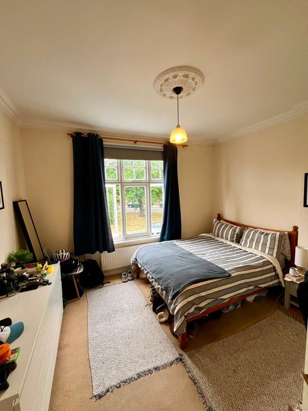 Room Holmbush Road in Greater London