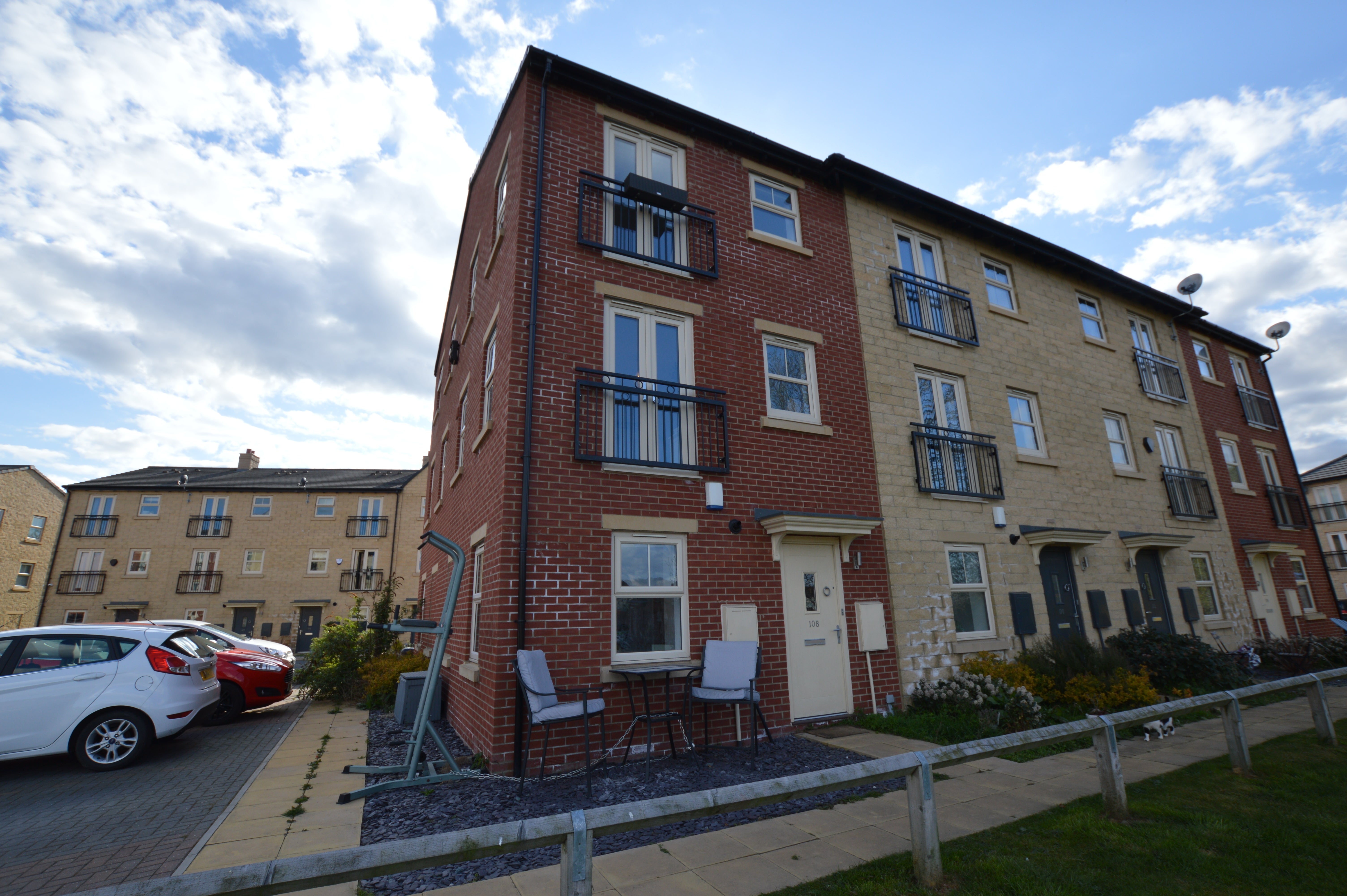 House Holts Crest Way in Leeds