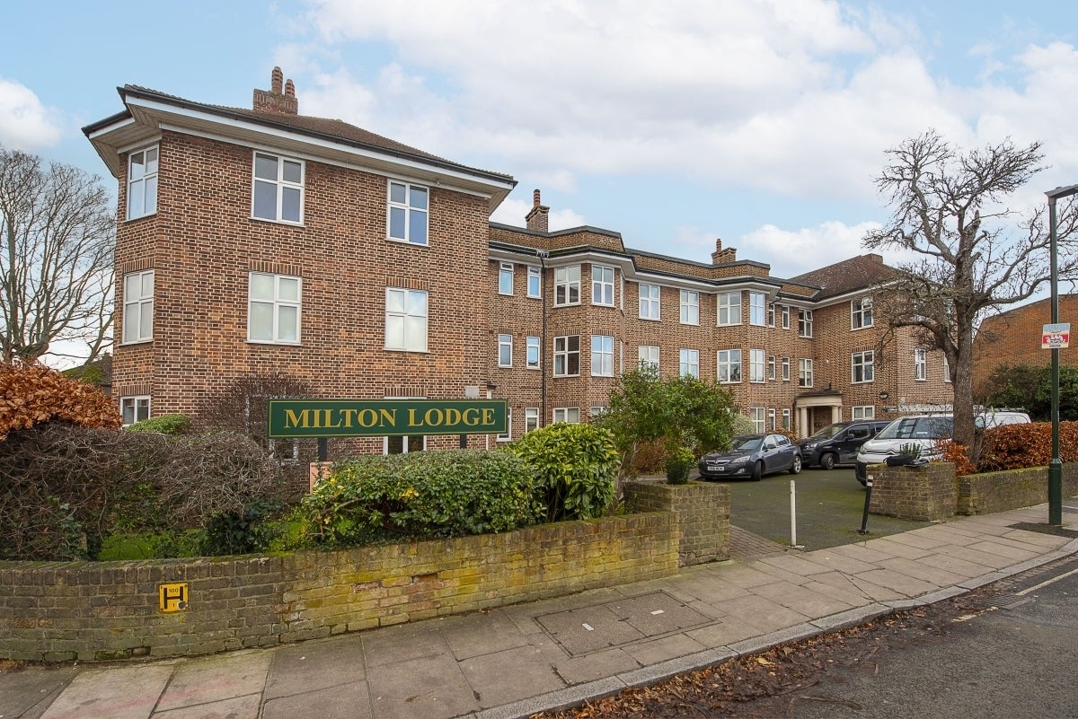 Flat Heathfield South in Greater London