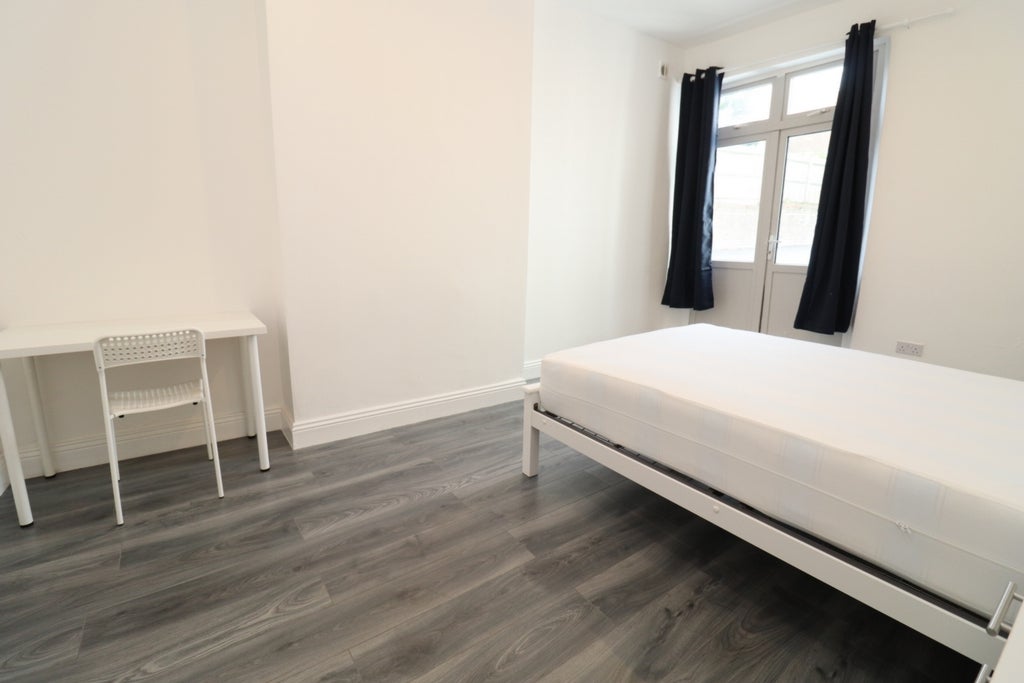 Room Globe Road in Greater London