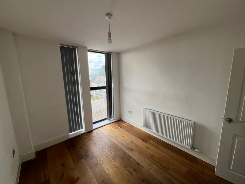 Room Grove Green Road in Greater London