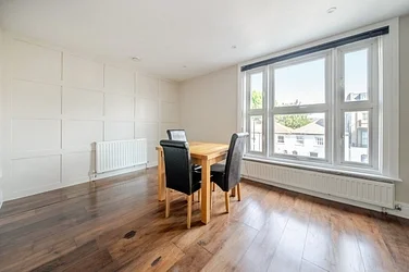 Flat Chiswick High Road in Greater London