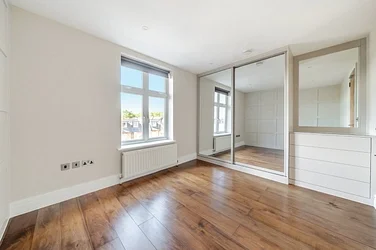 Flat Chiswick High Road in Greater London