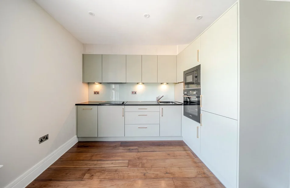 Flat Chiswick High Road in Greater London