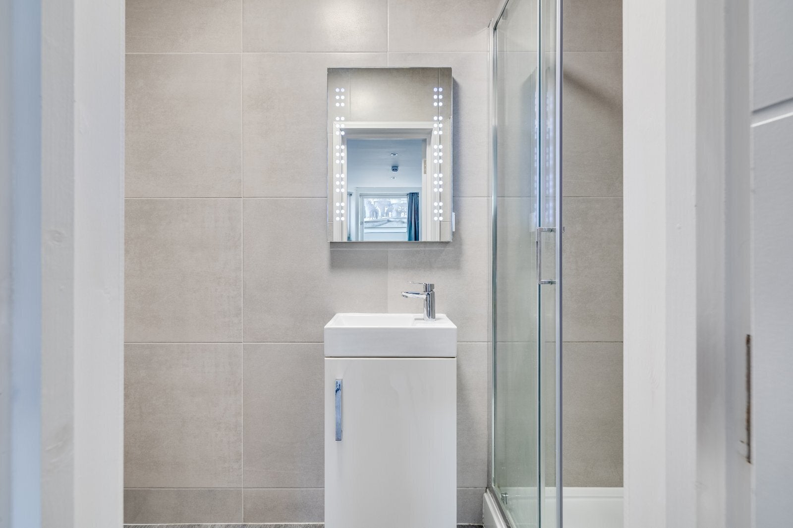 Flat Finborough Road in Greater London