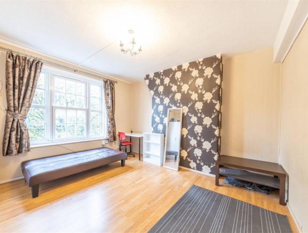 Flat Phoenix Road in Greater London