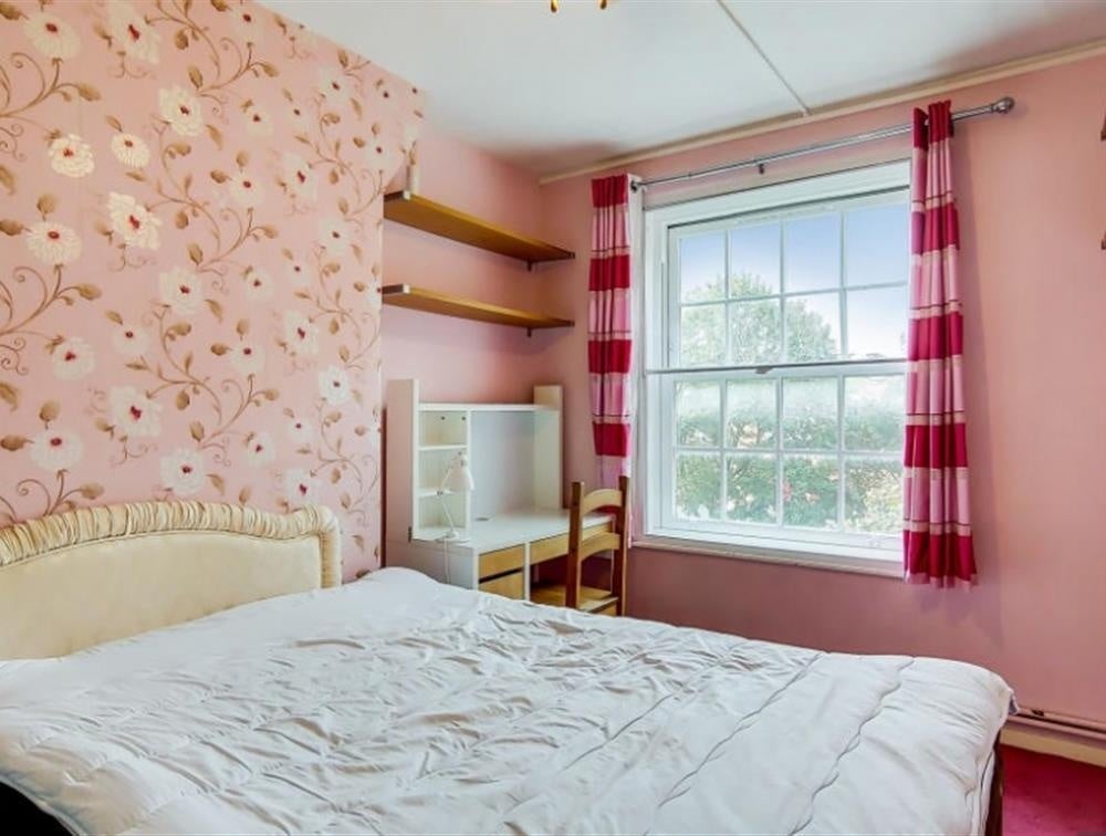 Flat Phoenix Road in Greater London