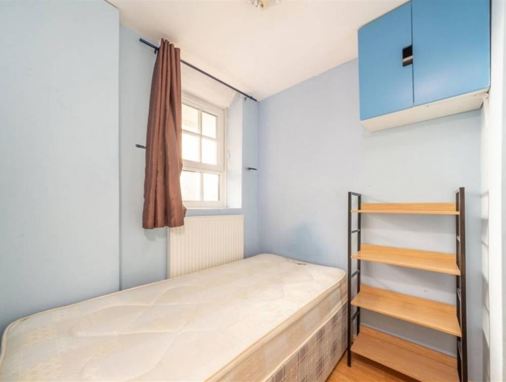Flat Phoenix Road in Greater London