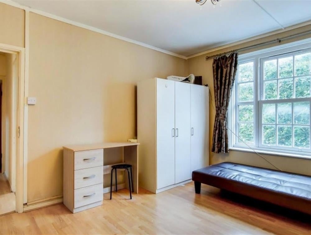 Flat Phoenix Road in Greater London