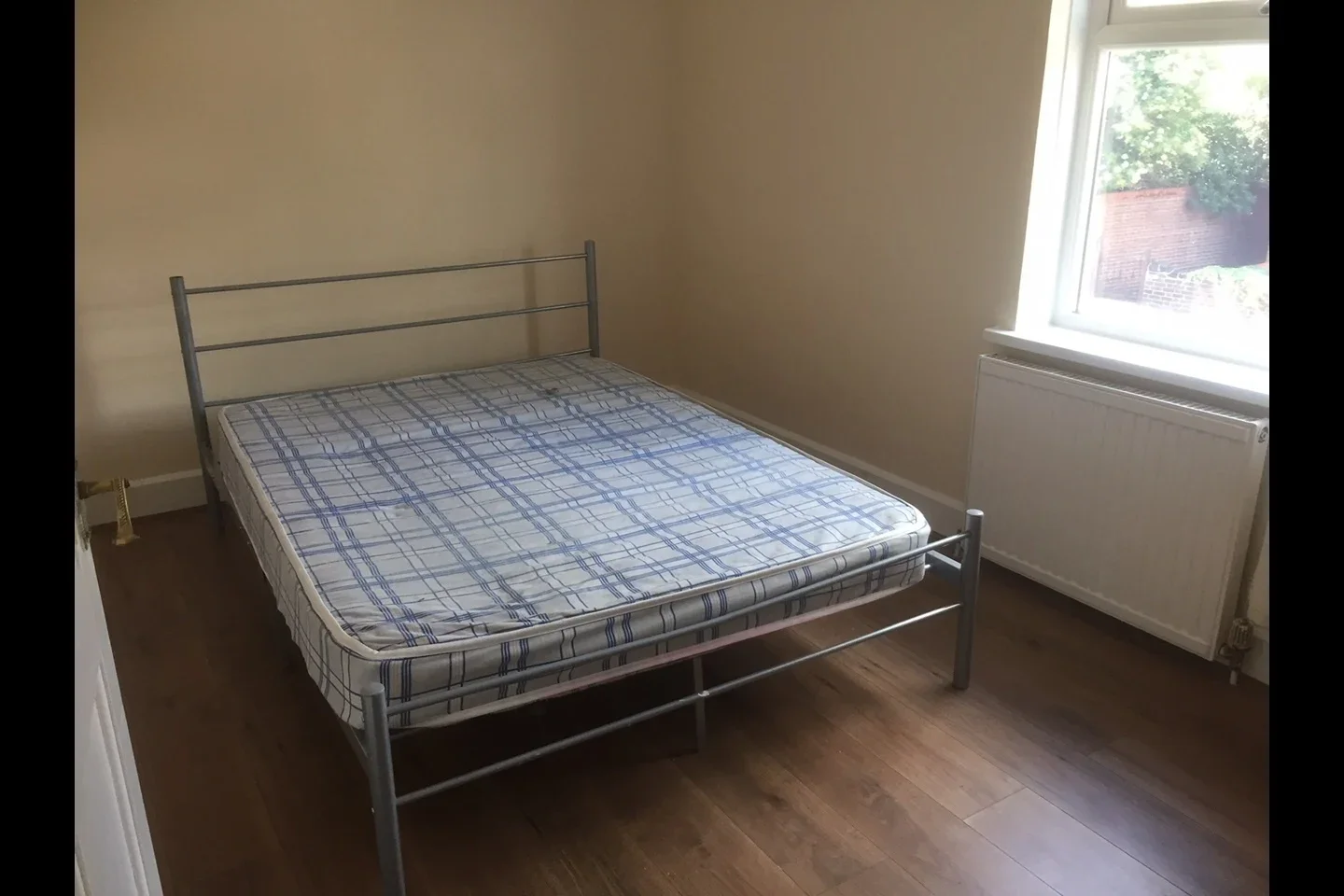 Flat Barking Road in Greater London