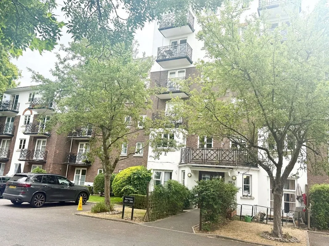 Flat Brompton Park Crescent in Greater London